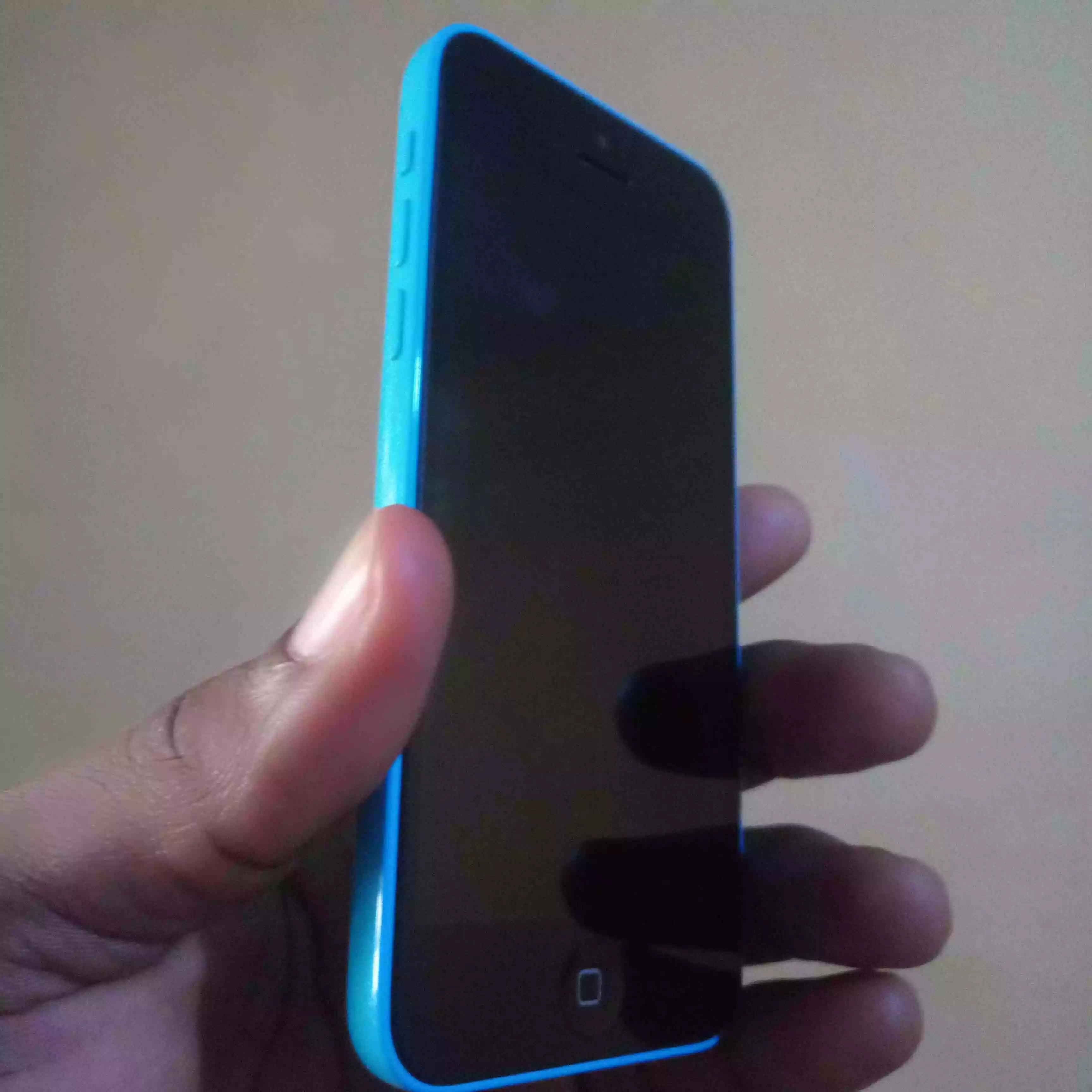 Apple iPhone 5c 16GB/32GB - iOS, 8MP Camera, 4" Retina, Lightning Port