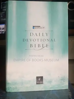 I Worship Daily Devotional Bible - NLT Hardcover