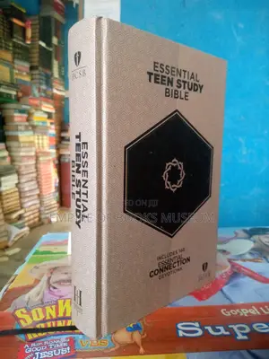 The HCSB Essential Teen Study Bible: God's Word for Young Readers