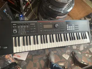 Roland JUNO-DS61 61-Key Portable Synthesizer Keyboard – 128 Voices, Battery-Powered, 2000+ Onboard Patches