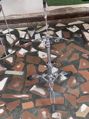 Adjustable Snare Drum Stand – Sturdy Tripod Base, Height & Angle Adjustable for All Drum Kits