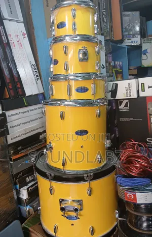 Pearl Yellow 5-Piece Maple Shell Acoustic Drum Set – Bass Drum, Toms, Snare, Hi-Hat & Hardware Included