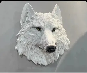 White Wolf Head Resin Wall Sculpture – Majestic Animal Wall Mount for Indoor & Outdoor Décor