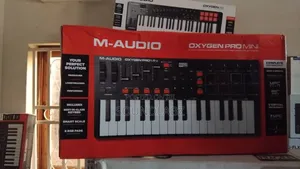 M-Audio Oxygen Pro Mini 32-Key USB MIDI Controller – RGB Backlit Pads, Arpeggiator & Smart Controls