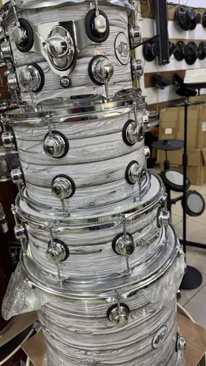 Original Dw 5 Set Drum With Two Cymbals