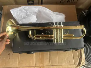 Yamaha Bb Trumpet – Professional Lacquer/Silver-Plated Brass Trumpet with Carrying Case & Valve Oil