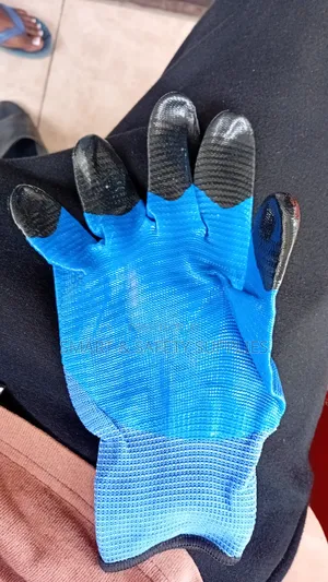 Cut-Resistant Safety Gloves – Level 5 Protection for Industrial Cutting Operations (12 Pairs)