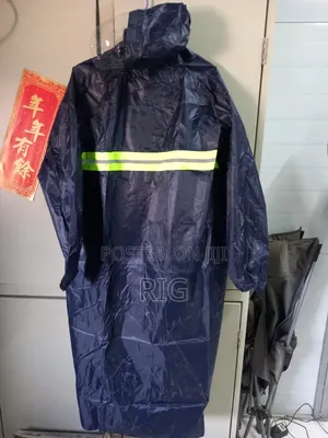 High-Visibility Safety Raincoat – Waterproof Reflective Workwear for Outdoor Workers