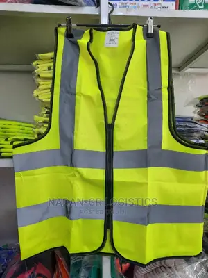 Reflective Vest (Green) | ANSI/ISEA Class 2 | 2-Inch Reflective Strips | Zip Closure | Multiple Pockets | EN 471