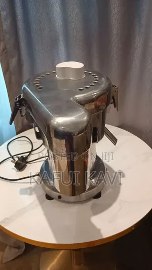 Effective Fruit Juicer | Commercial Grade | Stainless Steel | Durable Construction | Restaurant & Catering Ready