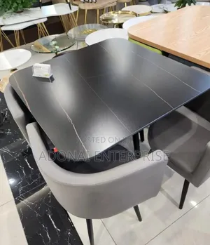 Dining Table and 4 Chairs Avhfy754y