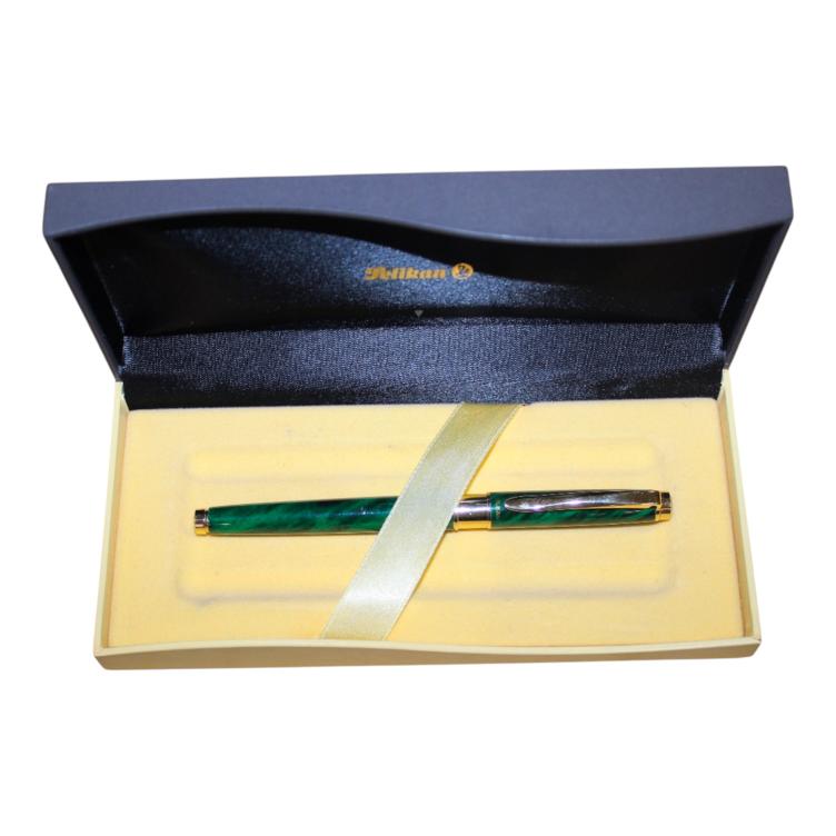Pelican M200 Fountain Pen - Classic Nib, Refined Writing Instrument